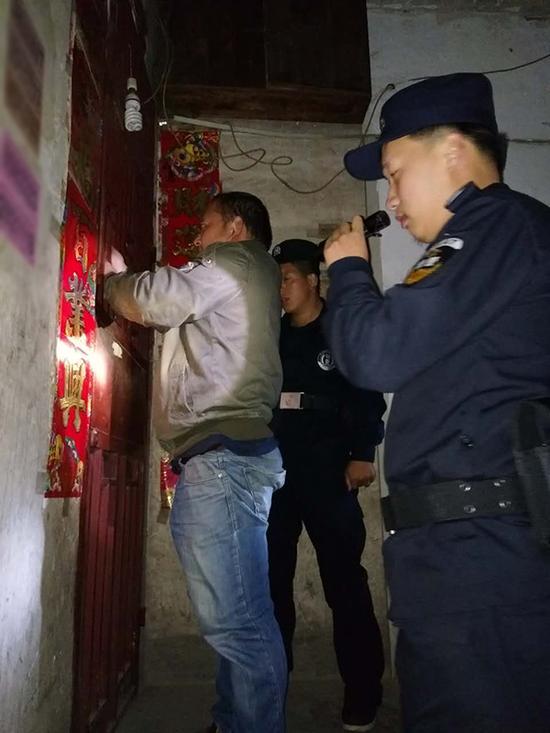 惠州粗心妈妈误将幼女锁家中 民警全城寻开锁师傅开门